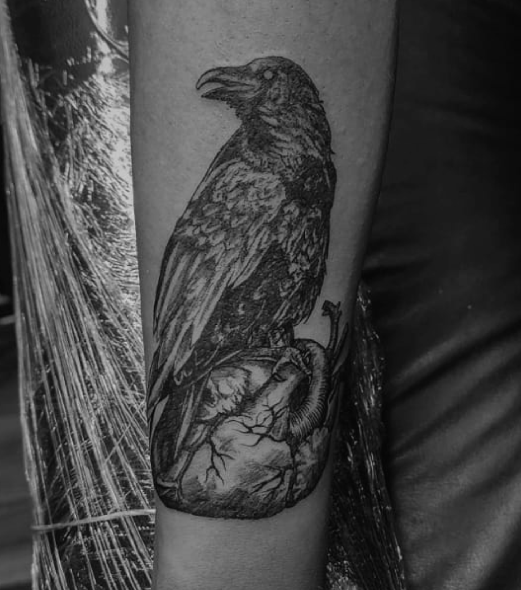 Tatuaje Black Work de un cuervo inspirado en Edgar Allan Poe